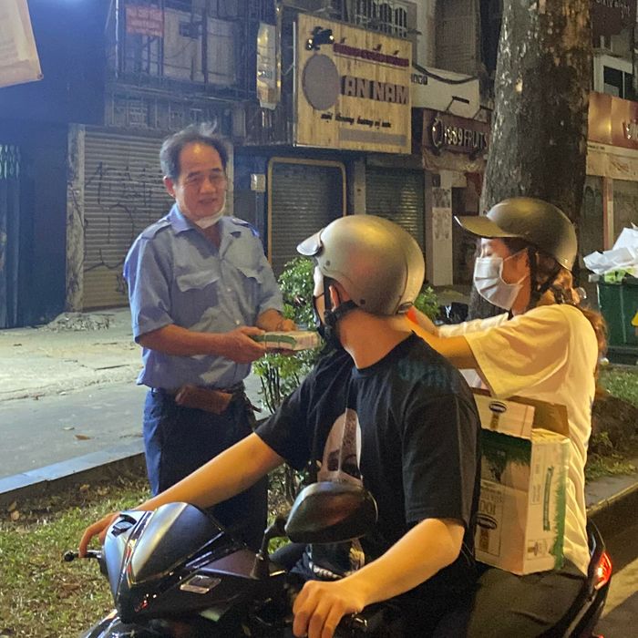 Hoa Hậu Nguyễn Thúc Thùy Tiên phát quà cho người nghèo ngày cận tết