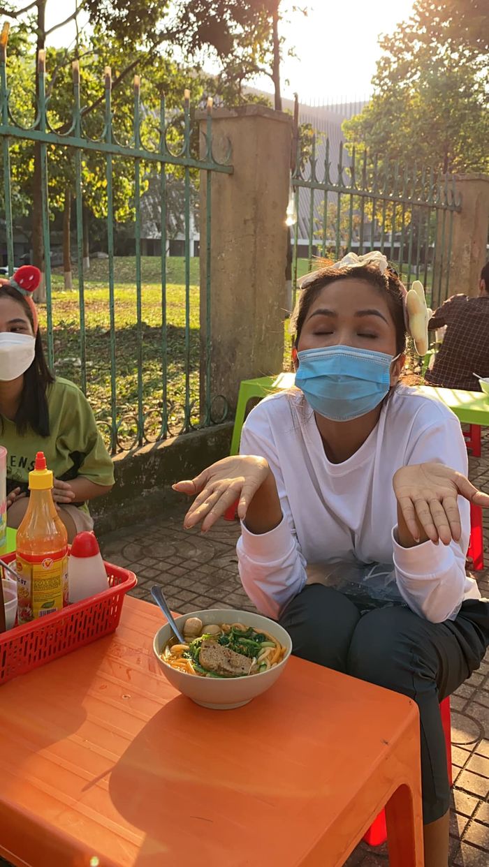 Khi sao Việt ăn cơm bụi như ai: Lý Hải ăn cơm 10.000 đồng
