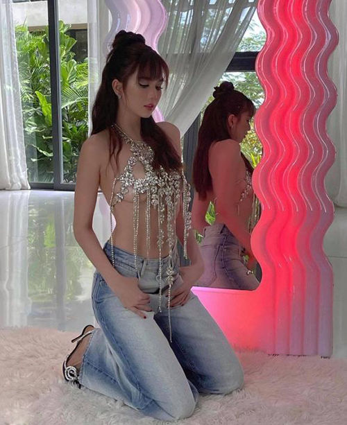 Chịu chi như Ngọc Trinh: Sống ảo chi 300 triệu, tậu xe 2,2 tỷ dã ngoại