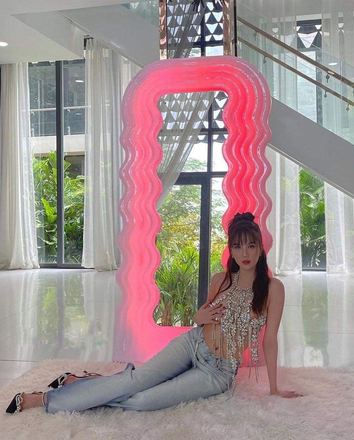 Chịu chi như Ngọc Trinh: Sống ảo chi 300 triệu, tậu xe 2,2 tỷ dã ngoại