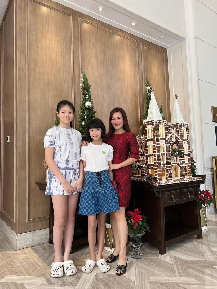 Ái nữ nhà siêu mẫu Bình Minh lớn phổng phao: Chị cả cao gần bằng bố