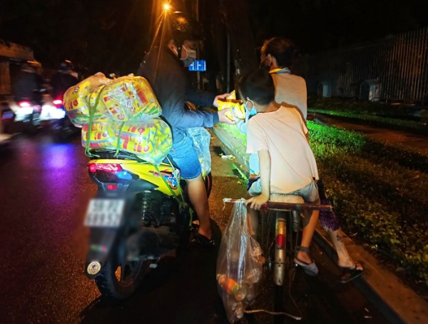 Cô gái mua chăn, đồ ăn tặng người vô gia cư nằm co ro vỉa hè