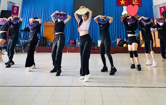 Ảnh hot sao Việt 10/1: Minh Tú mắc Covid-19, không thể đón Thùy Tiên