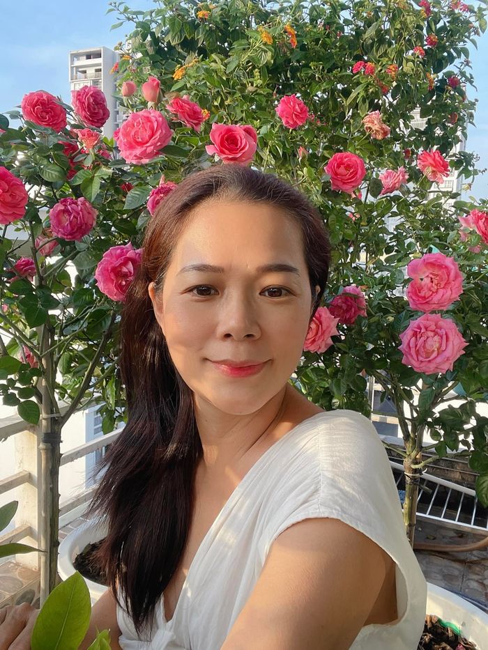 Ảnh hot sao Việt 2/1: Nữ ca sĩ cho bạn vay 200 tỷ diện đồ tắm tuổi U60