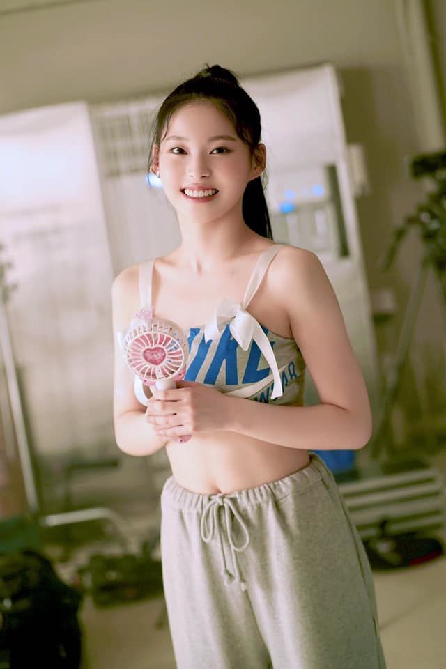 Ảnh thơ ấu tân binh NMIXX: JYP lại có thêm vườn bông mới