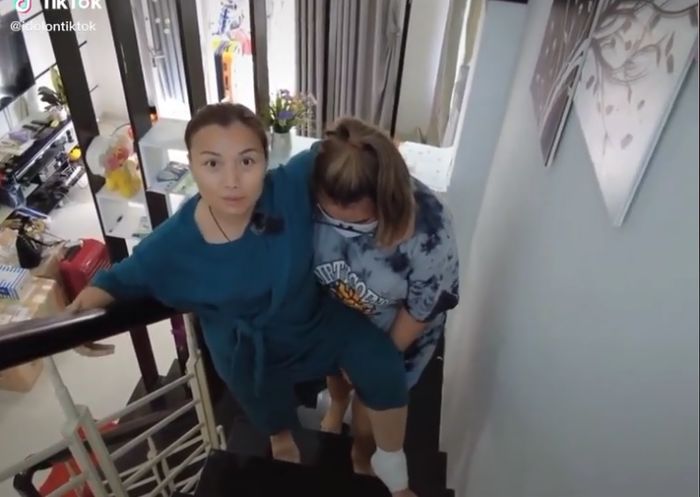 Bị tai nạn không đi lại được Quỳnh Trần JP gắng gượng bò lên bậc thang