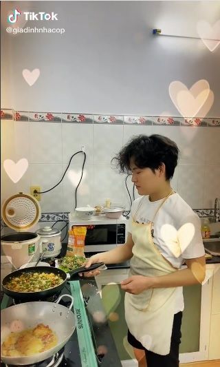 Biết bạn trai có con với bạn thân, chàng đồng tính đồng ý chăm sóc