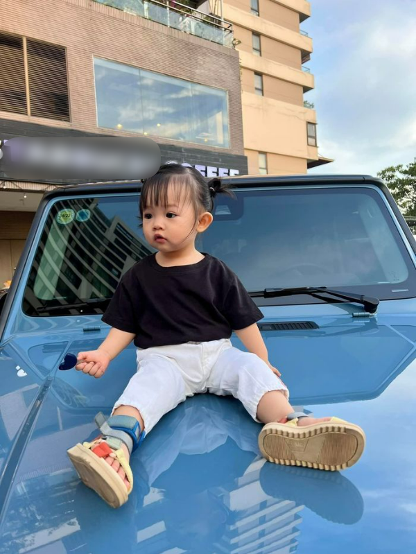 Biểu cảm của các nhóc tì Vbiz khi ngồi siêu xe: Winnie siêu quậy