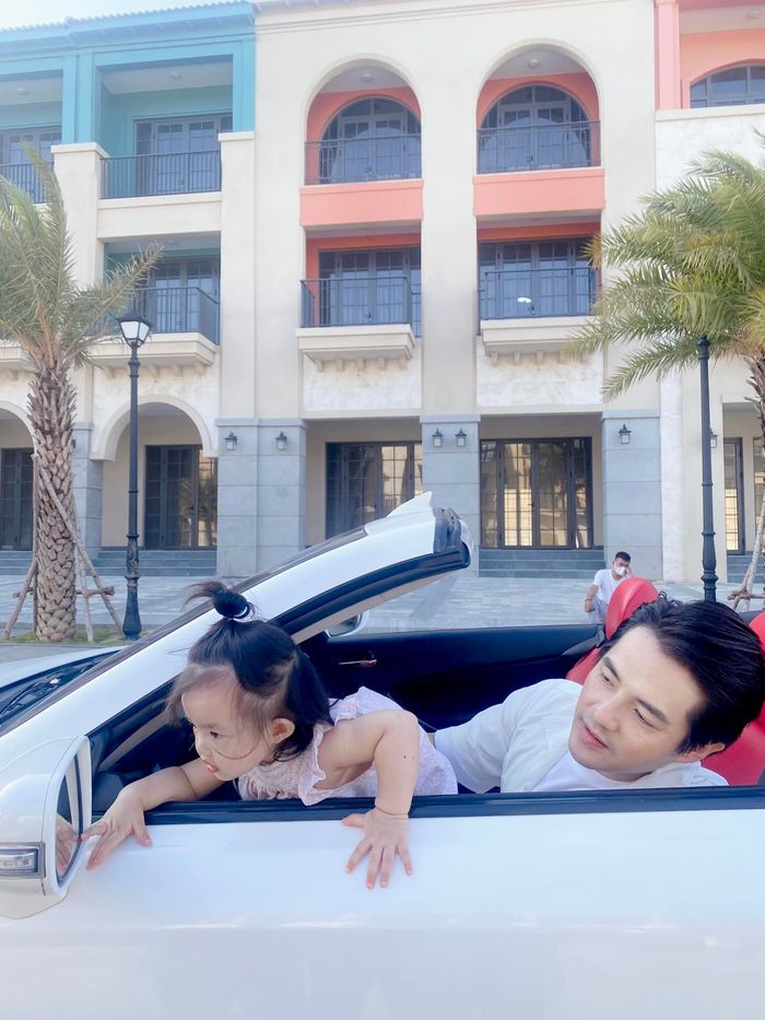 Biểu cảm của các nhóc tì Vbiz khi ngồi siêu xe: Winnie siêu quậy
