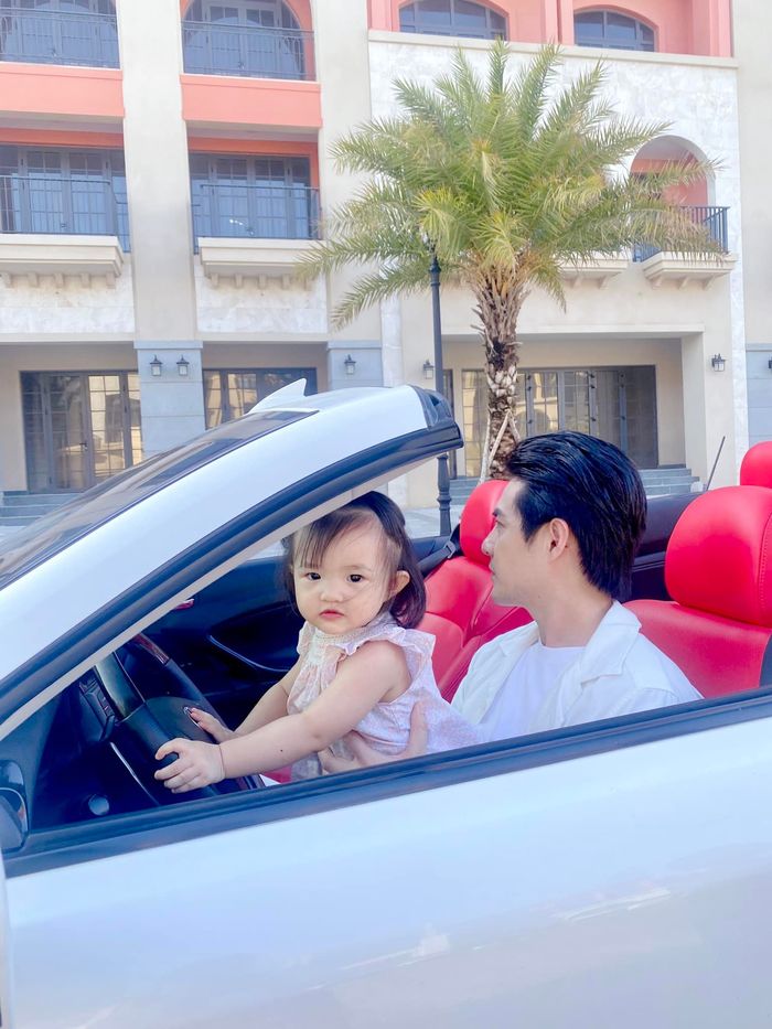 Biểu cảm của các nhóc tì Vbiz khi ngồi siêu xe: Winnie siêu quậy