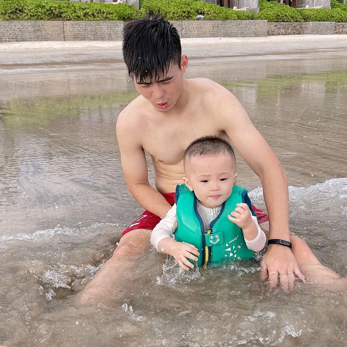 Biểu cảm của nhóc tì Vbiz khi đi biển: Bé Ú nhà Duy Mạnh khoái chí