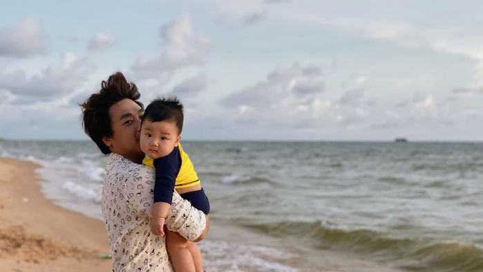 Biểu cảm của nhóc tì Vbiz khi đi biển: Bé Ú nhà Duy Mạnh khoái chí
