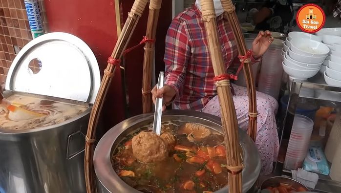 Quán bún riêu gánh 40 năm ở Sài Gòn chuyển chỗ mới vẫn đắt hàng