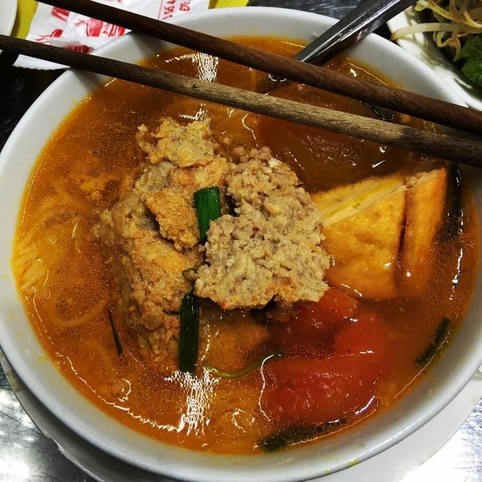 Quán bún riêu gánh 40 năm ở Sài Gòn chuyển chỗ mới vẫn đắt hàng