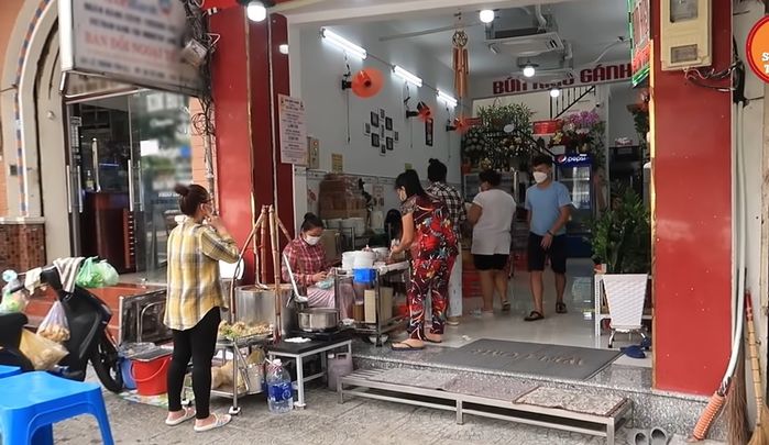 Quán bún riêu gánh 40 năm ở Sài Gòn chuyển chỗ mới vẫn đắt hàng