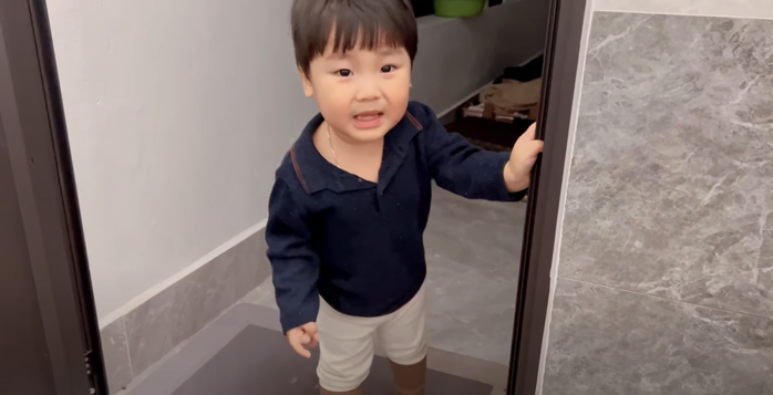 Buổi sáng bình yên của Hòa Minzy và quý tử: Bo Thúi làm mẹ tan chảy