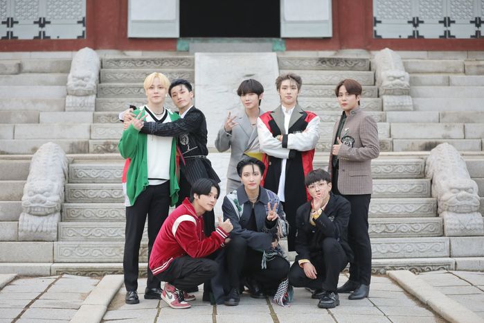 Các ông lớn Kpop có gì lạ: SM món gì cũng bán, YG chúa lười comeback