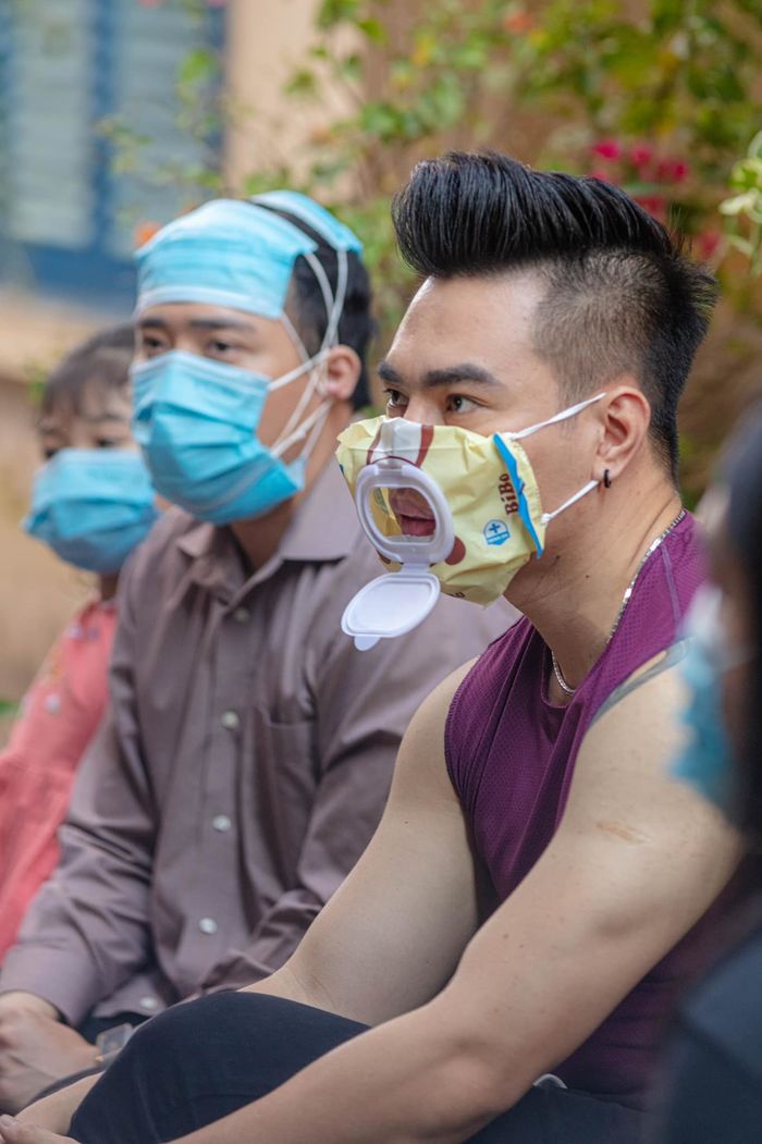 Cách đeo khẩu trang thời thượng năm 2022: Tận dụng nhà có gì dùng đó