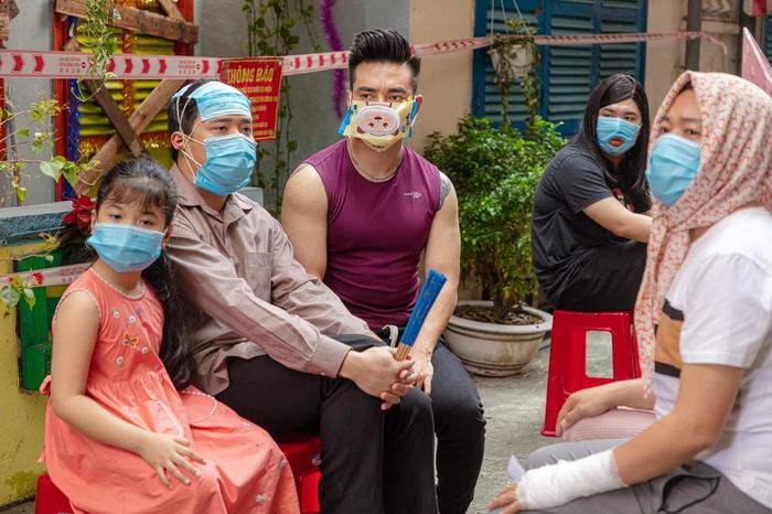 Cách đeo khẩu trang thời thượng năm 2022: Tận dụng nhà có gì dùng đó