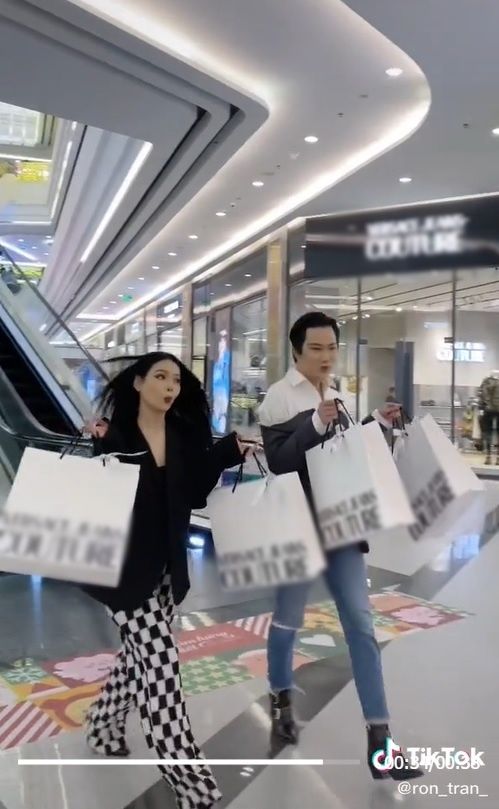 Cặp chị em tiêu chi 100 củ mua đồ Tết: Bạn dám sắm vậy không?