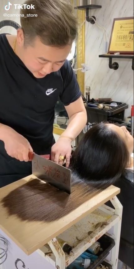Cắt tóc bằng dao độc đáo gây nhiều người hoang mang và tò mò