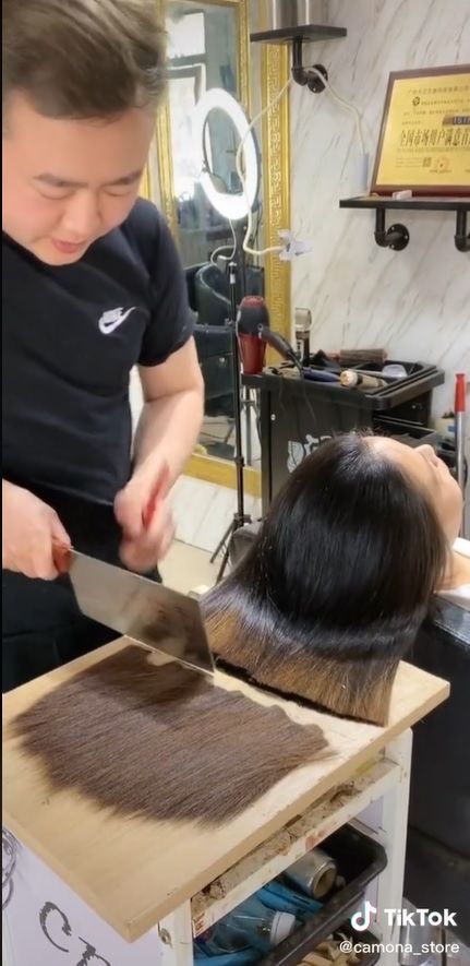 Cắt tóc bằng dao độc đáo gây nhiều người hoang mang và tò mò