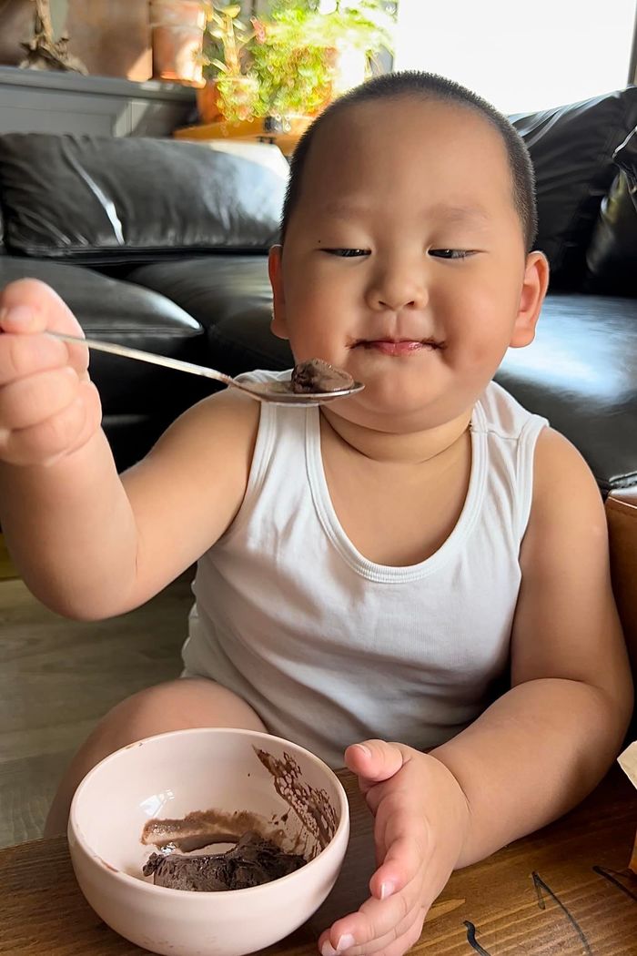 Cậu út nhà Trà My đúng thánh meme: giận dỗi cũng bị mẹ chế ảnh