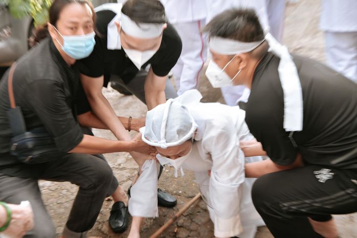 Hình ảnh Hoài Linh đứng không vững trong tang lễ của bố gây cảm động