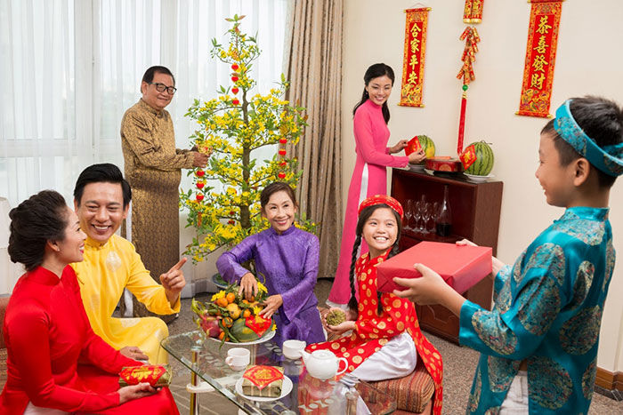 Chồng không cho vợ biếu Tết nhà ngoại quá 200 nghìn: Gả đi rồi là hết