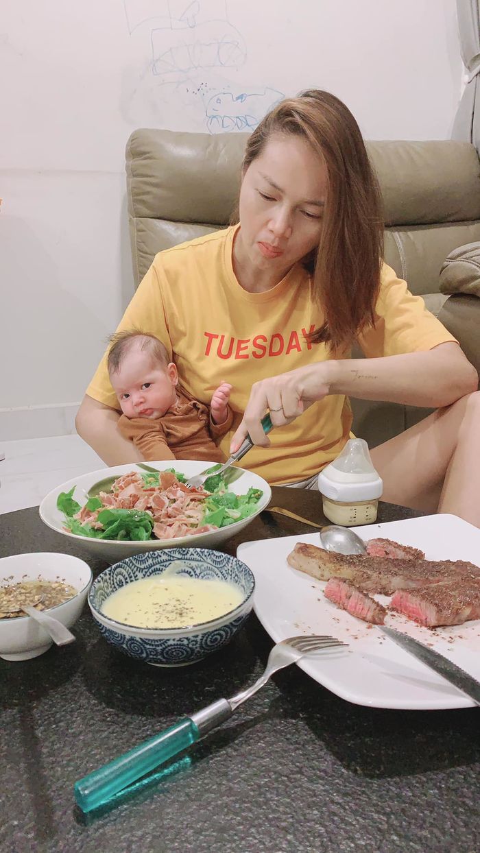 Chi 1,4 tỷ để sinh con, Á hậu Diễm Châu chăm con đến ngủ thiếp đi