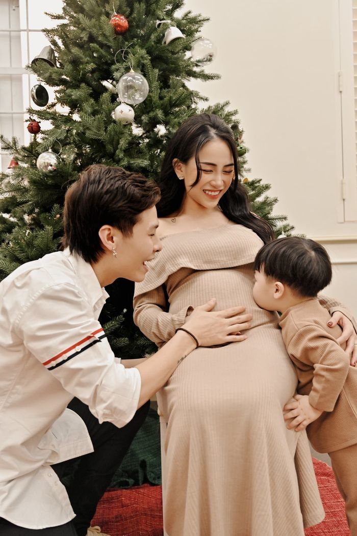 Ái nữ nhà Minh Nhựa có bầu lần 2 vẫn mặc váy da “bao ngầu”