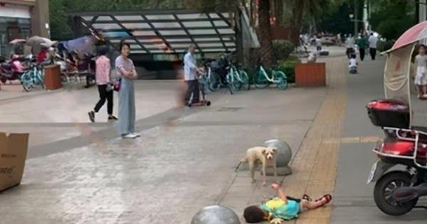 Con vòi vĩnh đòi mua đồ chơi, mẹ khoanh tay đứng đợi 1 giờ đồng hồ