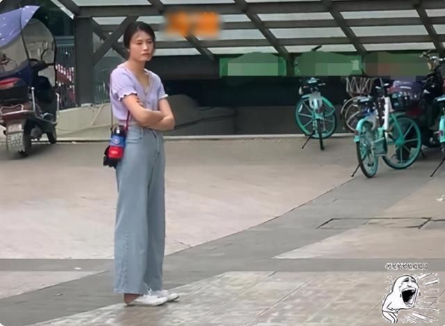 Con vòi vĩnh đòi mua đồ chơi, mẹ khoanh tay đứng đợi 1 giờ đồng hồ