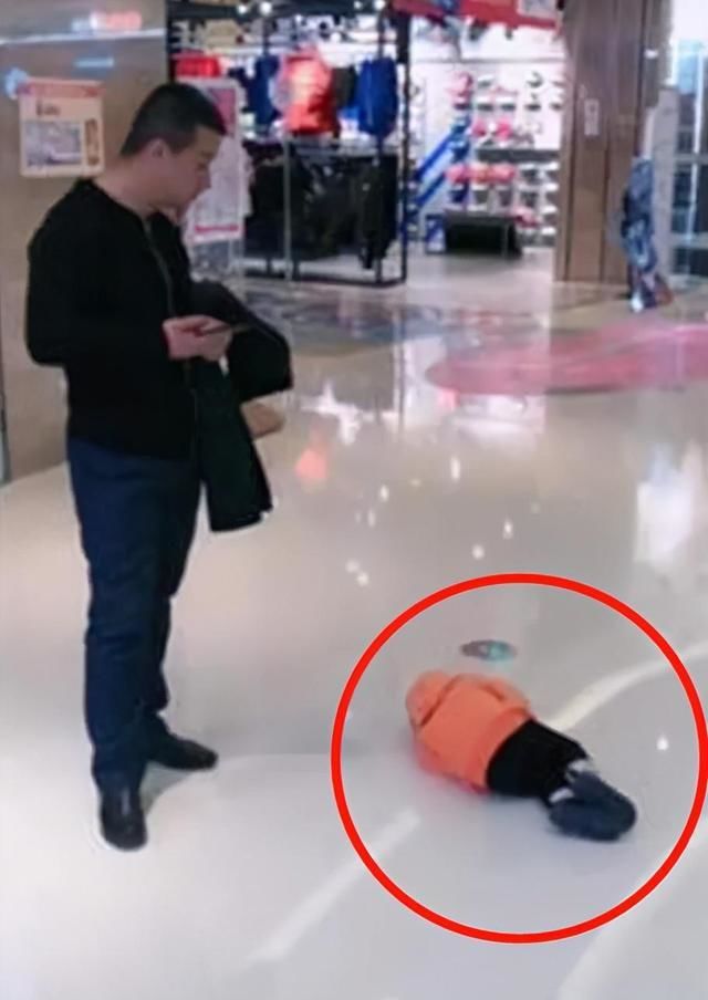 Con vòi vĩnh đòi mua đồ chơi, mẹ khoanh tay đứng đợi 1 giờ đồng hồ