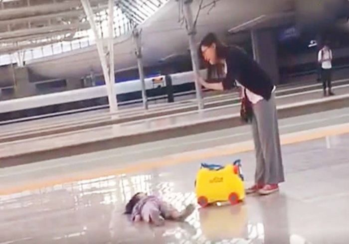 Con vòi vĩnh đòi mua đồ chơi, mẹ khoanh tay đứng đợi 1 giờ đồng hồ