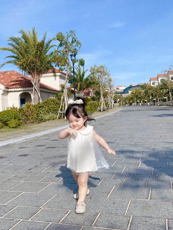 Con gái Đông Nhi da trắng dáng xinh: Hoa hậu tương lai đây rồi