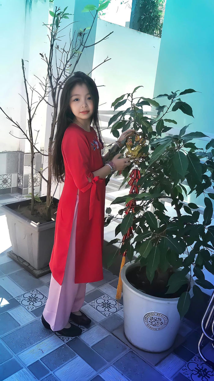 Con gái Elly Trần diện áo dài Tết, khoe nhan sắc chuẩn mỹ nhân nhí