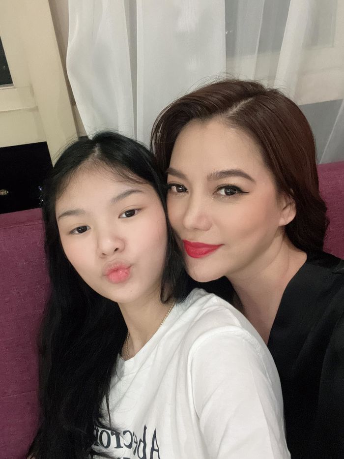 Con gái Trương Ngọc Ánh: cao gần bằng bố, mặt mộc ăn đứt mẹ mỹ nhân