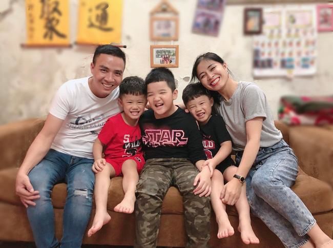 Con riêng và ông xã khắn khít đến độ MC Hoàng Linh cũng phải ghen