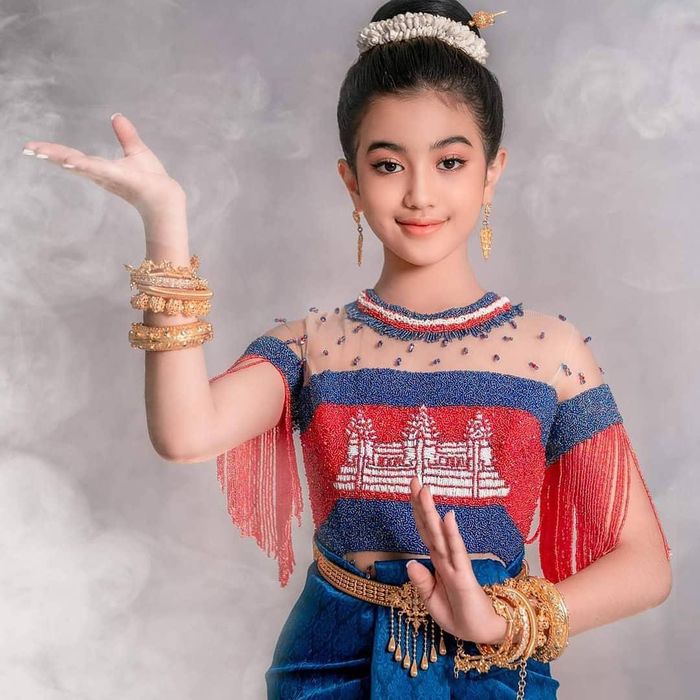 Công chúa Campuchia: 10 tuổi nói 5 thứ tiếng, nhan sắc không điểm chê