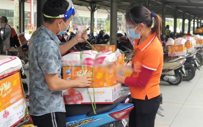 Công ty tặng quà Tết lại còn buộc cẩn thận vào xe cho từng nhân viên