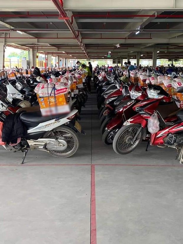 Công ty tặng quà Tết lại còn buộc cẩn thận vào xe cho từng nhân viên