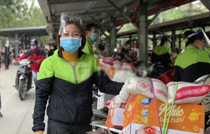Công ty tặng quà Tết lại còn buộc cẩn thận vào xe cho từng nhân viên