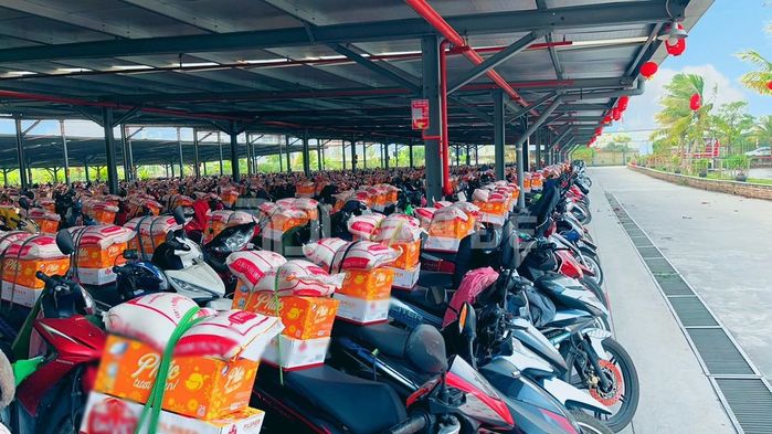 Công ty tặng quà Tết lại còn buộc cẩn thận vào xe cho từng nhân viên