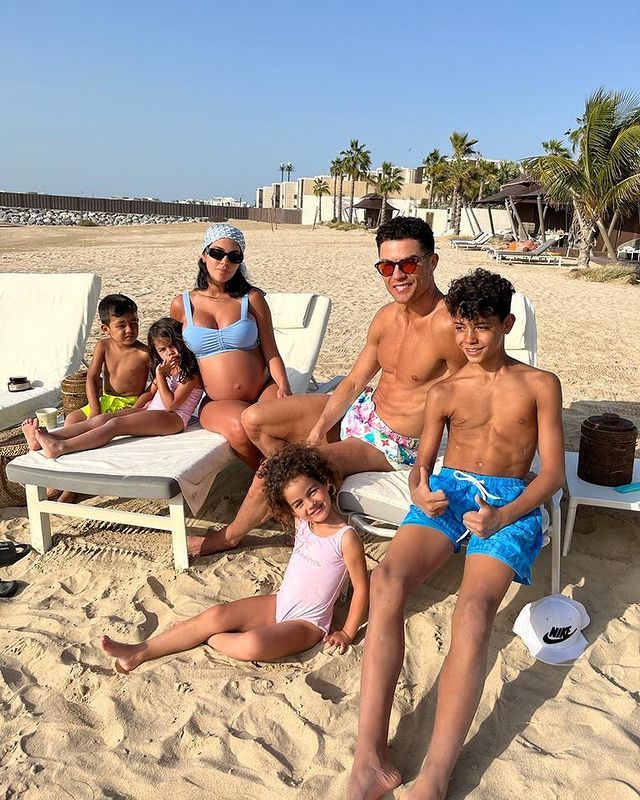 Vợ CR7 khoe bụng bầu khi đi biển ở Dubai: sắp được nửa đội bóng rồi