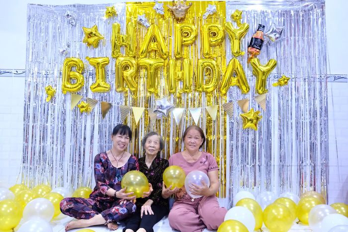 Cụ bà 80 tuổi bật khóc nức nở khi lần đầu được tổ chức sinh nhật