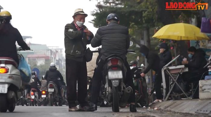 Cụ ông U70 bán bút bi dạo nuôi chị gái già và cháu khuyết tật