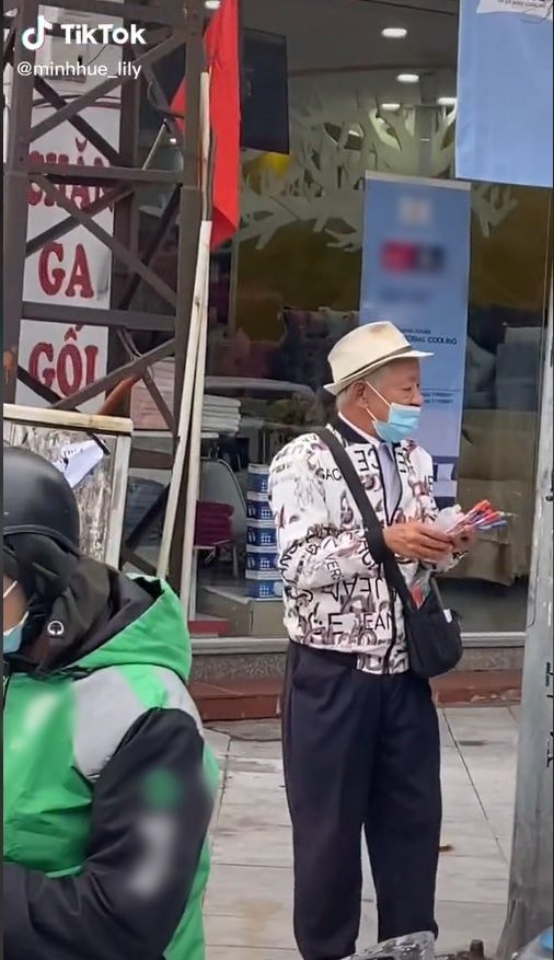 Cụ ông U70 bán bút bi dạo nuôi chị gái già và cháu khuyết tật