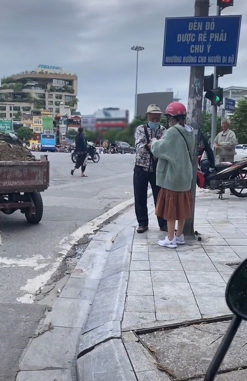 Cụ ông U70 bán bút bi dạo nuôi chị gái già và cháu khuyết tật