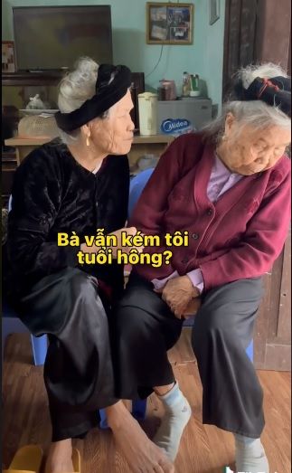 Cưng xỉu khoảnh khắc hai cụ bà so tuổi: 1929 vẫn lớn hơn 1930 1 tuổi